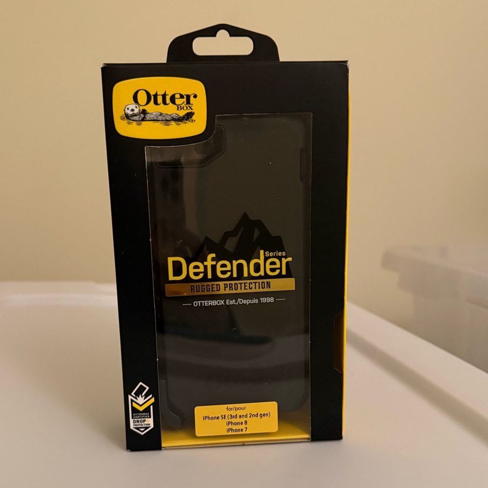 OtterBox Defender Series Rugged Black Case for iPhone SE
Sealed box